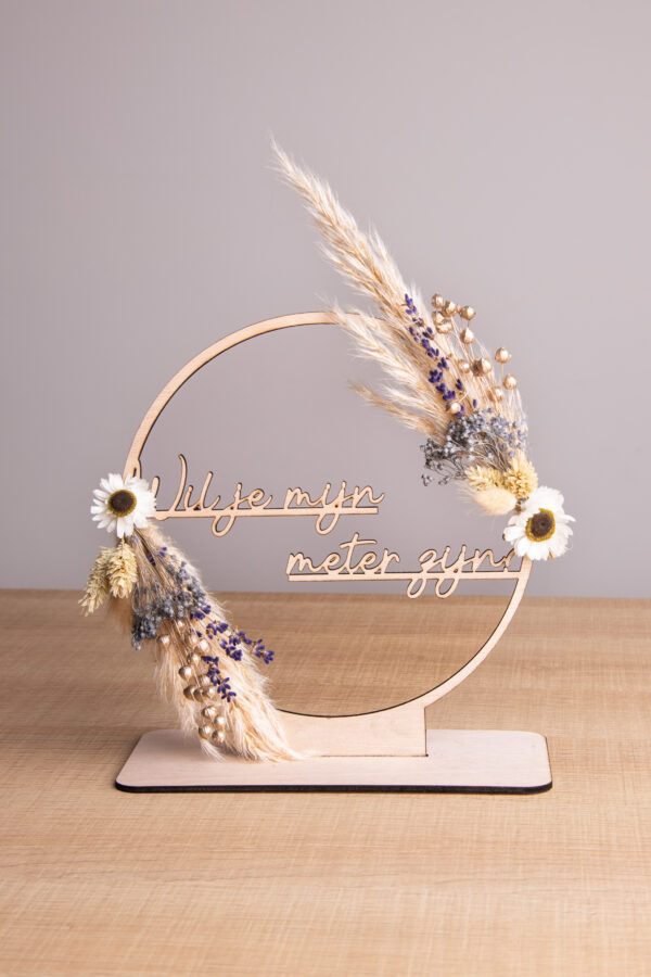 Flowerhoop / bloemenkrans in hout met de tekst "Wil je mijn meter zijn?"
