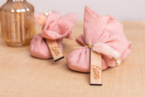 Doopsuiker oud roos-tetra zakje met droogbloemen en houten label