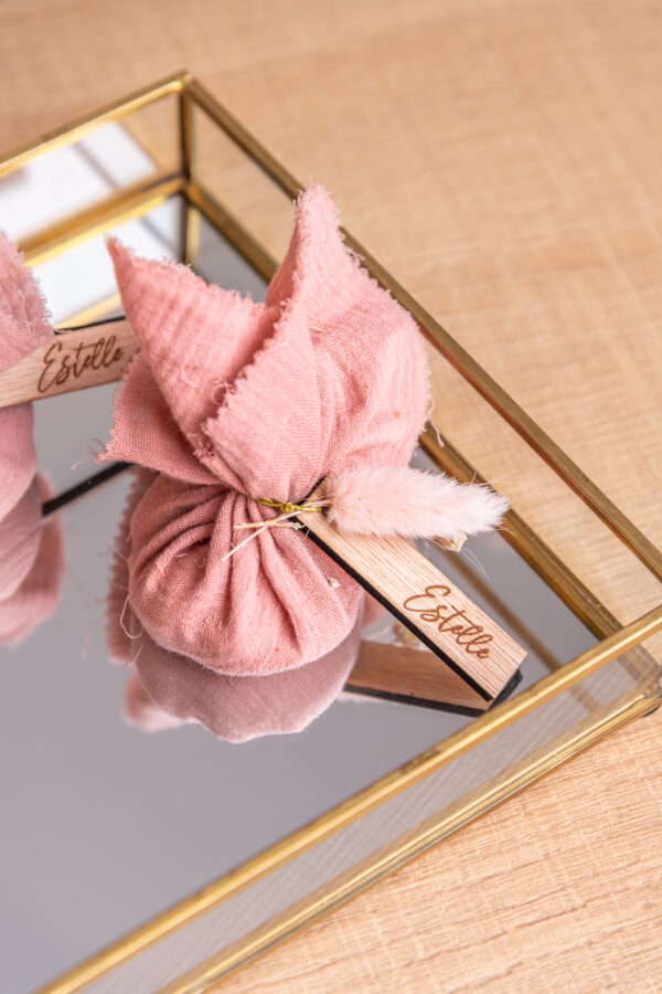 Doopsuiker oud roos-tetra zakje met droogbloemen en houten label op spiegel