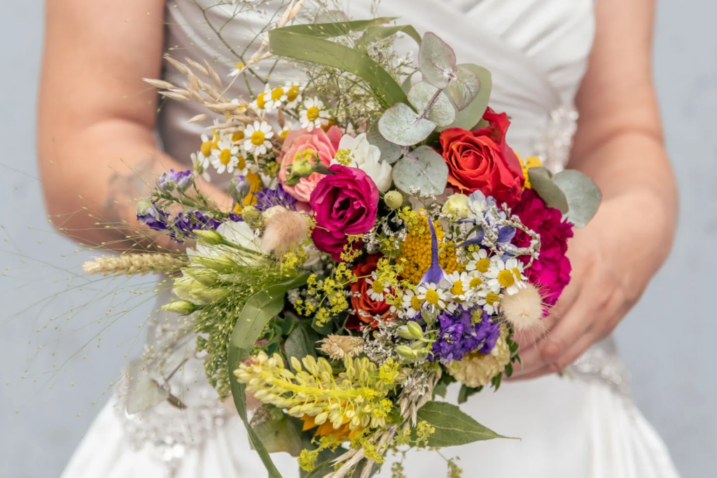 Bruid met bloemen in hand.